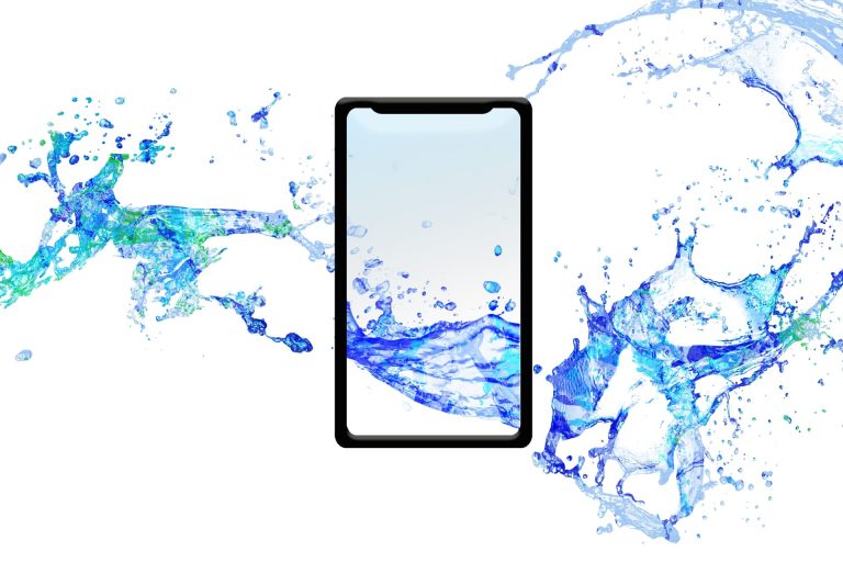 水に落とした防水スマホ、故障を防ぐ応急処置は？